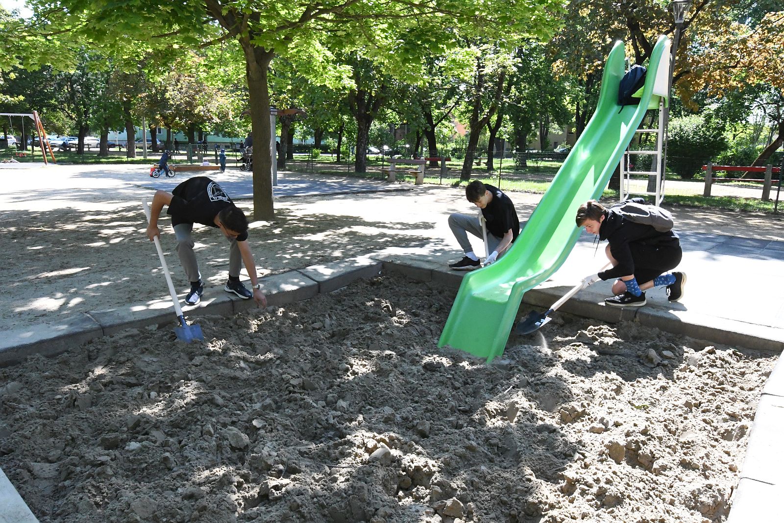 Környezetszépítő önkéntes akció a Béke téren